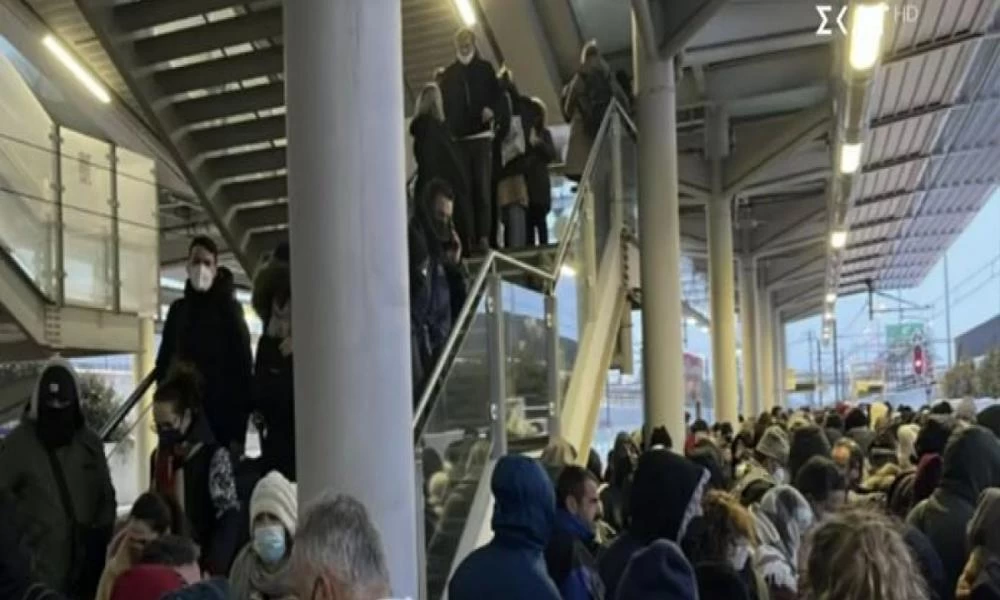 Προαστιακός: Εγκλωβισμένοι στο αεροδρόμιο πηδάνε στις γραμμές για να προλάβουν τους συρμούς